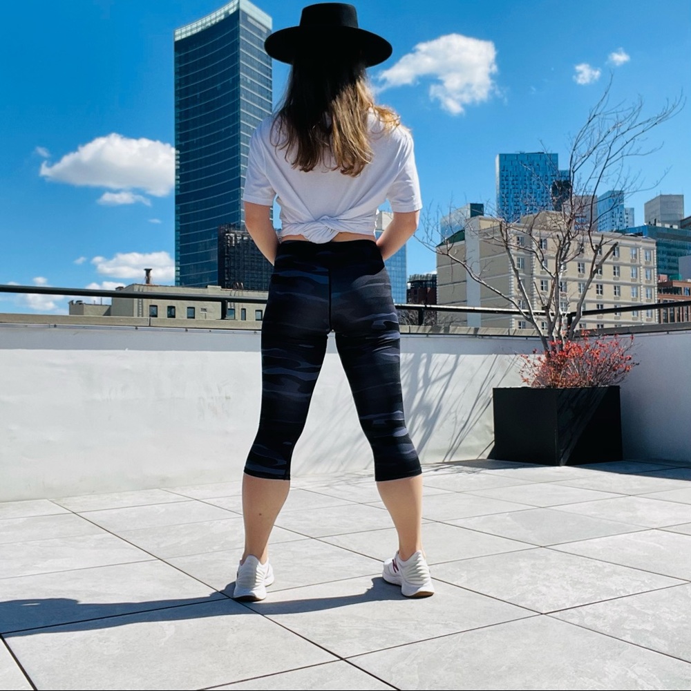 Andrew Marc NY Camo Leggings Pants Performance Crop - Picture 13 of 16